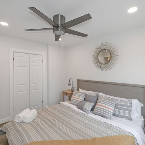 Master w King Bed, Smart TV and Ceiling Fan