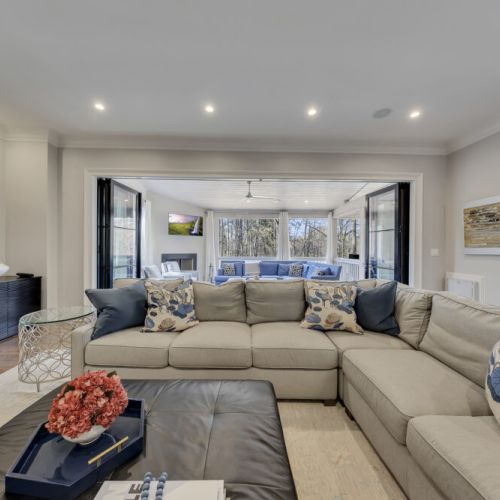 Comfortable living area w/ large sectional, ideal for relaxing together